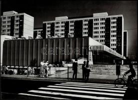 cca 1975 Gebhardt György (1910-1993) budapesti fotóművész hagyatékából 3 db feliratozott vintage fénykép, városi életképek, 29,5x39,5 cm