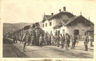 Uzice, Zeleznicka stanica / railway station, locomotive, railwaymen, soldiers. photo (EK)