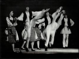 cca 1975 Gebhardt György (1910-1993) budapesti fotóművész hagyatékából 3 db feliratozott vintage fénykép, népi életképek, 29,5x39,5 cm