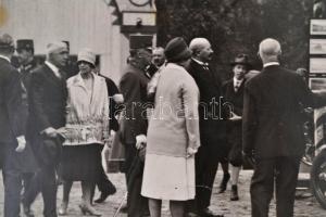 1927 Budapest, látogatók Robert Sexé (1890-1986) francia motoros világkörüli utazó kiállításán, a Pe...