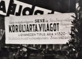 1927 Budapest, látogatók Robert Sexé (1890-1986) francia motoros világkörüli utazó kiállításán, a Pe...