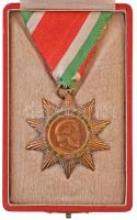 1957. A Magyar Szabadság Érdemrend bronz fokozata Br kitüntetés mellszalagon eredeti tokban T:1-,2 / Hungary 1957. Order of Merit of the Hungarian Freedom, Bronze Grade Br decoration with ribbon, in original case C:AU,XF  NMK 483.
