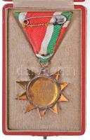 1957. "A Magyar Szabadság Érdemrend bronz fokozata" Br kitüntetés mellszalagon eredeti tok...