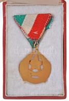 1957. "Munkás-Paraszt Hatalomért Emlékérem" aranyozott, zománcozott Br kitüntetés mellszal...