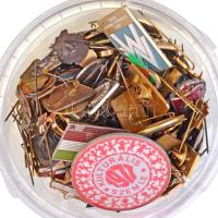 Vegyes 345db-os jelvény és kitűző tétel a szocialista Magyarországról, tartalmas, sokszínű tétel, ér...