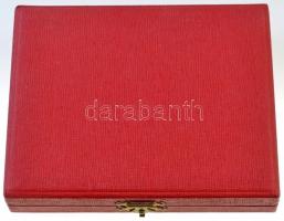 ~1970. "Grand Prix Budapest" kétoldalas Br plakett, eredeti dísztokban "Budapest Nagy...