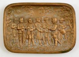 cca 1900 Toborzási jelenetet ábrázoló bronz tálka. / Recruiting. Bronze tray. 10x10 cm