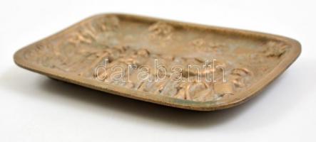 cca 1900 Toborzási jelenetet ábrázoló bronz tálka. / Recruiting. Bronze tray. 10x10 cm