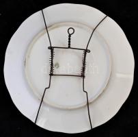 Victoria porcelán fali tányér matricás mintával, jelzett. Fém akasztó kerettel. Hibátlan. 25 cm