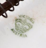 Victoria porcelán fali tányér matricás mintával, jelzett. Fém akasztó kerettel. Hibátlan. 25 cm