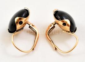 Arany (Au) 14K fülbevaló pár fekete féldrágakővel, jelzés nélkül, bruttó: 3,8 / Gold earrings, witho...