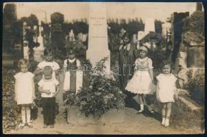 cca 1930 Pósa Lajos író síremlékénél tartott megemlékező ünnepség két fotója 18x12 cm