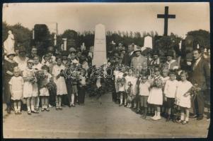 cca 1930 Pósa Lajos író síremlékénél tartott megemlékező ünnepség két fotója 18x12 cm