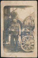1916 Katona gép előtt, fotólap, 13,5x9 cm