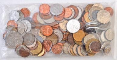 Albumnyi vegyes magyar és külföldi fémpénz tétel, mellette ~560g kis zacskónyi vegyes fémpénz tétel ...
