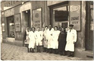 ~1946 Szombathely, Kis Csemege közért üzlet a Köztársaság téren az eladókkal. Közvetlenül a II. világháború utáni évekből. photo (EK)