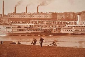 cca 1920 Bécs, az Assisi Szt. Ferenc templom, előtérben a Saturnus gőzhajóval, jobbra a Rudolf főher...