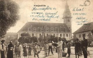 1927 Kisújszállás, Piac tér árusokkal, templom, az előtérben kihirdetés és felolvasás rendőr jelenlétében, fiú órával / Market vendors with reading in front of a policeman, boy with a clock (EK)