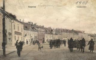 1908 Sopron, Várkerület, utcakép masírozó katonákkal, villamos sín, Báró Mátyás üzlete, Peck Lőrincz Liesing-i sörcsarnoka (r)