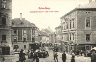 Selmecbánya, Schemnitz, Banska Stiavnica; Kossuth tér és Deák Ferenc utca, piaci árusok, Herczog M. üzlete. Grohmann kiadása / square and street with market vendors, shops