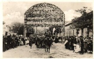 1938 Párkány, Stúrovó, Gockern; bevonulás a díszkapu alatt / entry of the Hungarian troops under the decorated gate (EK)