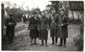 1938 Dunaszerdahely, Dunajská Streda; bevonuláskori eredeti ritka felvétel a medvei átkelés után! Hollóházy Béla őrnagy és katonatisztek egy helyi úrral / entry of the Hungarian troops, military officers with a villager. Original rare photo! "1938 Dunaszerdahely visszatért" So. Stpl (EK)