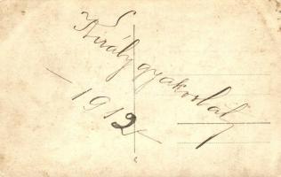 1912 Fogaras, Fagaras; Királygyakorlat a Fő téren az eldördült fegyverek füstjével. Lauritsch szállo...