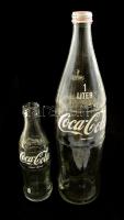 1973 Ovális Coca Cola tálka, fém, 2 db, kopásnyomokkal, 15,5x11 cm + üveg, 2 db, m: 34 cm, 19,5 cm