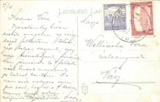 Badacsony, utcakép kápolnával a háttérben, automobil, szőlőskertek villával