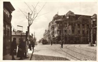 Budapest IV. Újpest, Árpád út és István utca sarok, "A" villamos, Kereskedelmi Bank, gyógyszertár, Buffet, üzletek