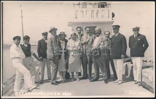 1932 Balatonföldvár, Társaság a kikötőben, Fotó Seidner, 8,5x13,5 cm