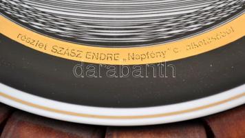 Hollóházi Szász Endre tervezte tál, matricás, jelzett, apró kopásokkal, bőr keretbe foglalva, d: 25 ...