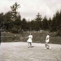 Vegyes fotónegatív tétel (síelők a Tátrában, teniszezők, katonák, stb.), 22 db, 6x6 cm