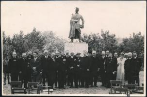 Petőfi Sándor szobor leleplezés után, a Magyar Fotóriporter Iroda fotója, pecséttel jelzett, 12x18 cm