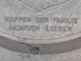 Címeres (Heinrich Egerer) német ón falitál, eredeti dobozában, jelzett, d:21,5 cm