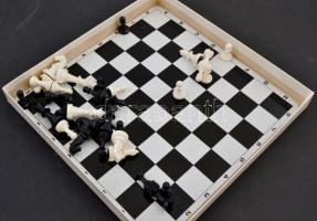 Mágneses diáksakk, eredeti dobozában, teljes, jó állapotban + Ne nevess korán!, bontatlan fóliában, ...