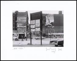1983 Jankovszky György(1946-): New York, utcakép, feliratozva, aláírt, pecséttel jelzett, kartonra kasírozva, 12,5x17,5 cm