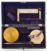 XIX. sz. vége: Területmeghatározó geodéziai műszer. G. Conradi Zürich. No. 282. jelzéssel. Eredeti, bőrrel bevont fa dobozban, bársonnyal bélelve + 3 db fém, kiegészítő segédeszköz. A doboz kulccsal zárható / Vintage geodesian tool in original box. 42x21x10 cm