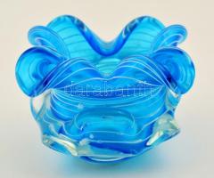 Kék színű üveg gyertyatartó, szálas díszítéssel, nagyon apró csorbákkal, m: 8 cm