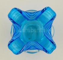 Kék színű üveg gyertyatartó, szálas díszítéssel, nagyon apró csorbákkal, m: 8 cm