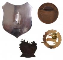 4db-os erdészet és vadászat tematikájú jelvény tétel, közte "Hivatásos vadász" Br jelvény,...