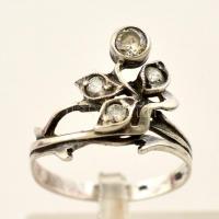 Szecessziós stílusú ékszergarnitúra. Fülbevaló, gyűrű, karkötő. Jelzett ezüst, csiszolt cirkon kővel...