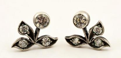 Szecessziós stílusú ékszergarnitúra. Fülbevaló, gyűrű, karkötő. Jelzett ezüst, csiszolt cirkon kővel...