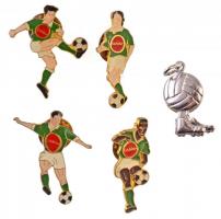 5db-os, focistákat és futball labdát ábrázoló zománcozott jelvény és medál tétel T:1,1-