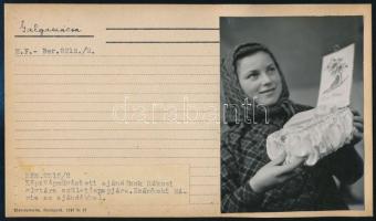 cac 1950 Galgamácsa, Népművészeti ajándék Rékosi Mátyás születésnapjára, sajtófotó adatlapra ragasztva, 11x8 cm