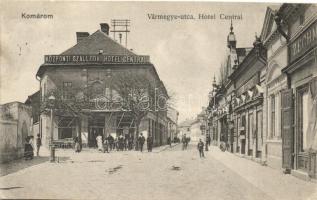 Komárom, Komárno; Vármegye utca, Központi szálloda, üzletek / street view with hotel and shops (EK)