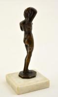 Női akt, kisméretű bronz szobor, alabástrom talapzaton, m: 18,5 cm