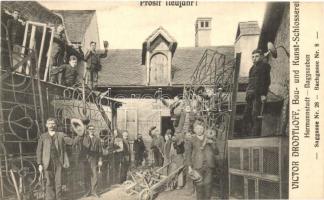 Nagyszeben, Hermannstadt, Sibiu; Victor Drodtloff lakatosüzeme, munkások. Újévi üdvözlet / Bau- und Kunst.Schlosseret; Saggasse Nr. 28., Bachgasse Nr. 8. / locksmith workshop, workers. New Year greeting