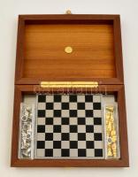 Hordozható kisméretű sakk készlet fa dobozban, leírással, jó állapotban. / Set of chess