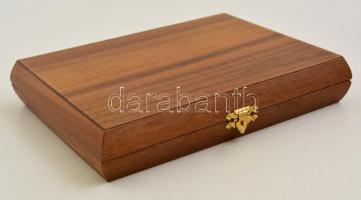 Hordozható kisméretű sakk készlet fa dobozban, leírással, jó állapotban. / Set of chess